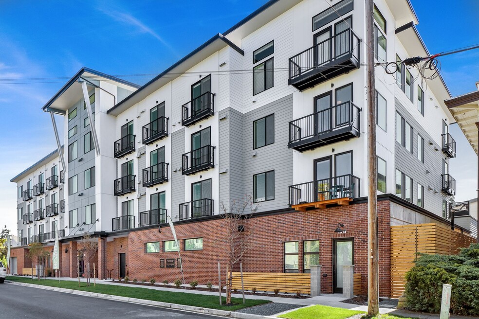 Luxurious Studios with Rooftop Deck and Se...