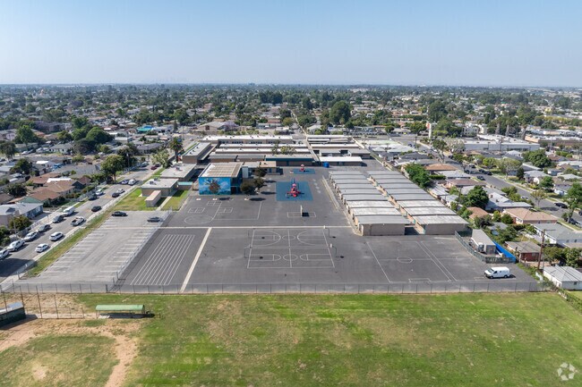 The student-teacher ratio at Kelly Elementary School is 25:1, higher than the California average