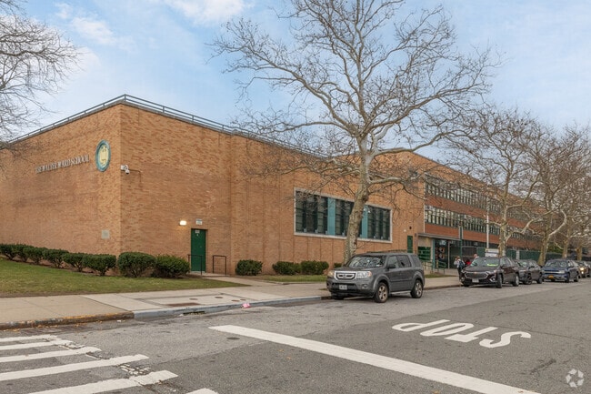 P.S. 232 Lindenwood's student-teacher ratio is 15:1.