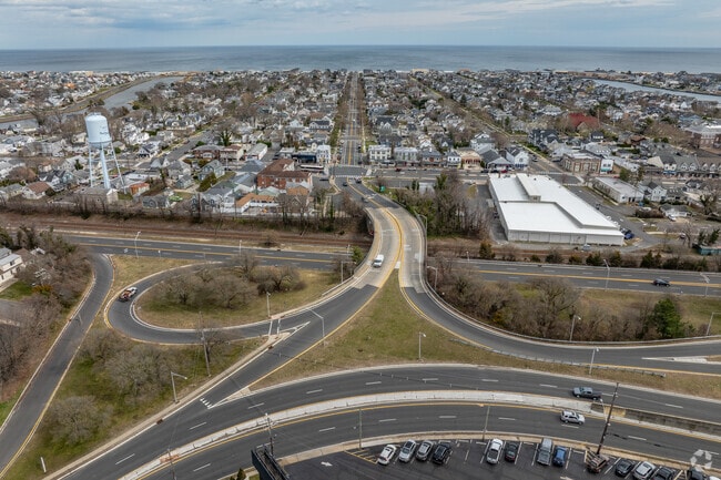 NJ Rt 35 is conveniently located just on the outskirts of Avon-By-The-Sea.