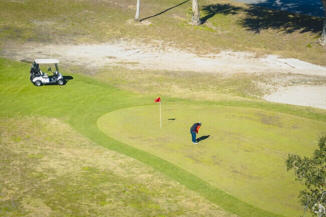 Lake Wales Country Club features an 18-hole public golf course.