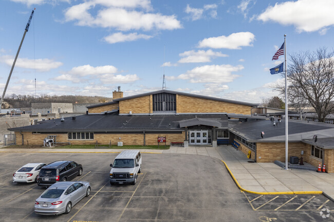 New Glarus Elementary School has a student to teacher ratio of 14 to 1.