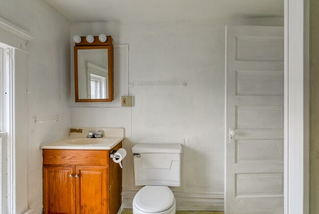 124 E Barnes Ave unit Main, Lansing, MI 48910 - photo 7