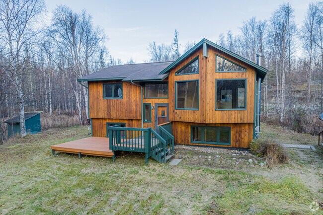 A unique cabin with a contemporary wall and large windows in North Lake.
