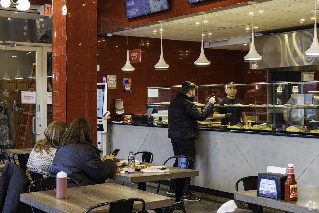 Pies n' Fries is a fantastic kosher pizza and gelato restaurant in Mount Ivy.