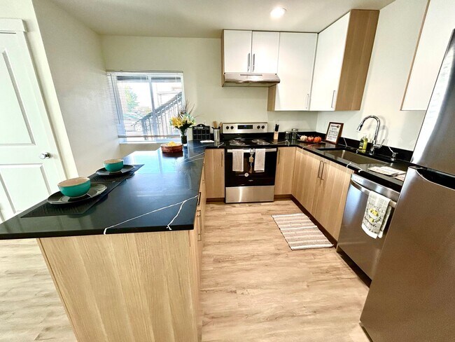 Kamden Place: Leasing Specials! Balconies, Lawn Space, Quiet Community in Pasco, Pasco, WA 99301 - photo 5