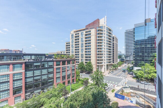 1550 Clarendon Blvd unit ID1024599P, Arlington, VA 22209 - photo 4