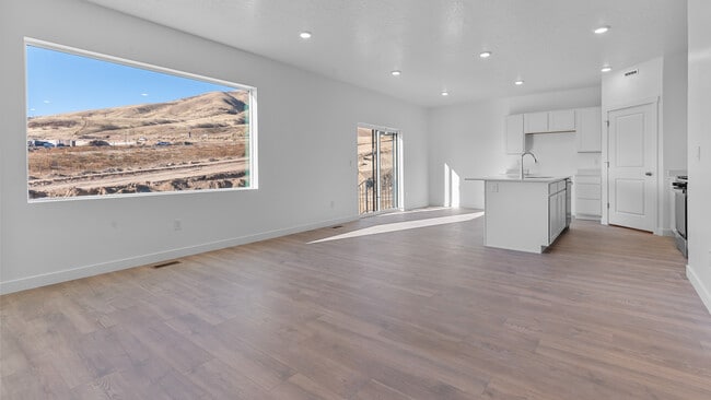 257 E Levengrove Dr, Lehi, UT 84048 - photo 4