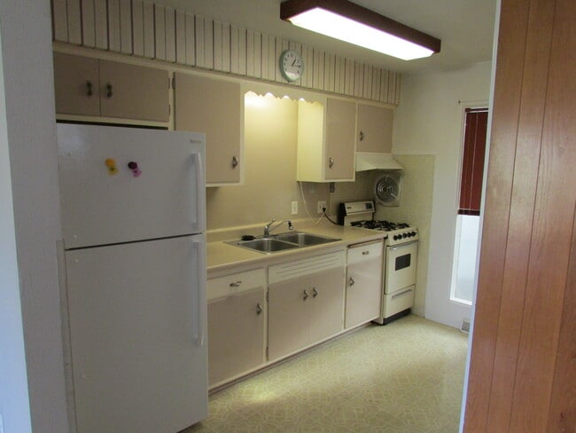 3421 N Indiana Ave unit 3421 N Indiana Ave P, Peoria, IL 61603 - photo 6