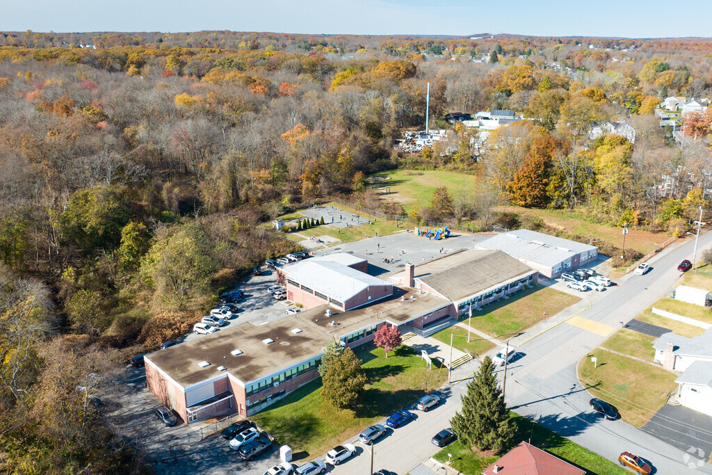 Sarah Dyer Barnes Elementary has around 300 students serving grades K-5.