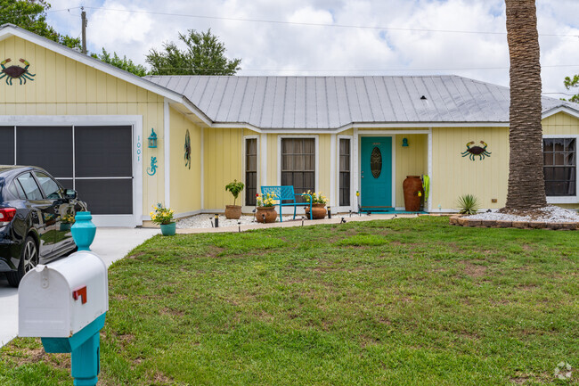 The homes in Palm Trails are well maintained and kept looking beautiful.