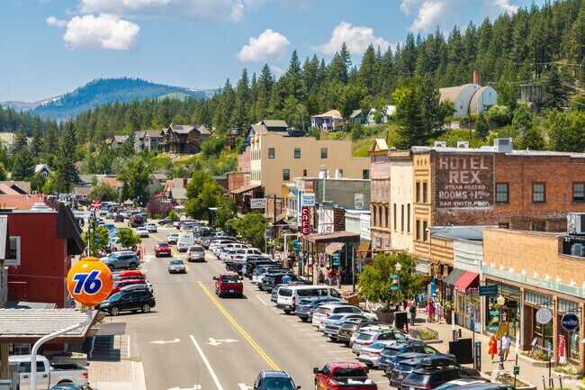 Downtown Truckee is only ten minutes from Donner Lake and has many shops and restaurant options.