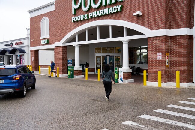 Publix is the supermarket of choice in River Park.
