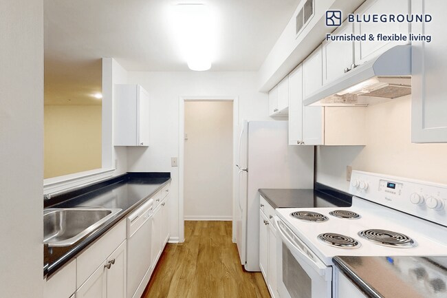 10608 Kitty Pozer Dr unit FL1-ID5714A, Fairfax, VA 22030 - photo 6