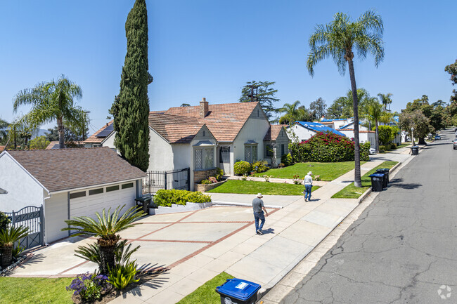 Verdugo Viejo homes are mostly single family homes with spacious sidewalks.