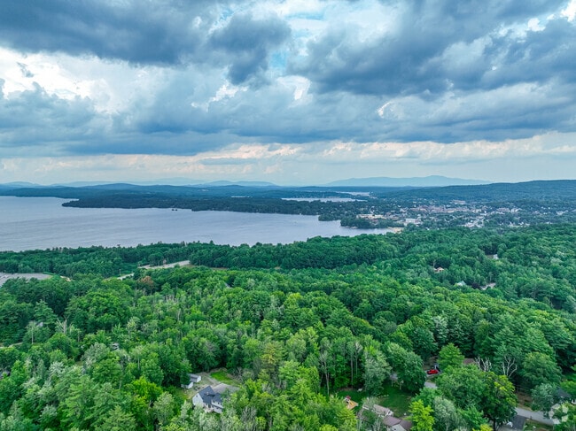 Belmont sits close to both Lake Winnipesaukee and Lake Winnisquam.