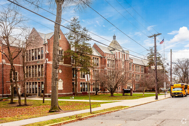 Roosevelt Middle School has large campus in West Orange NJ.