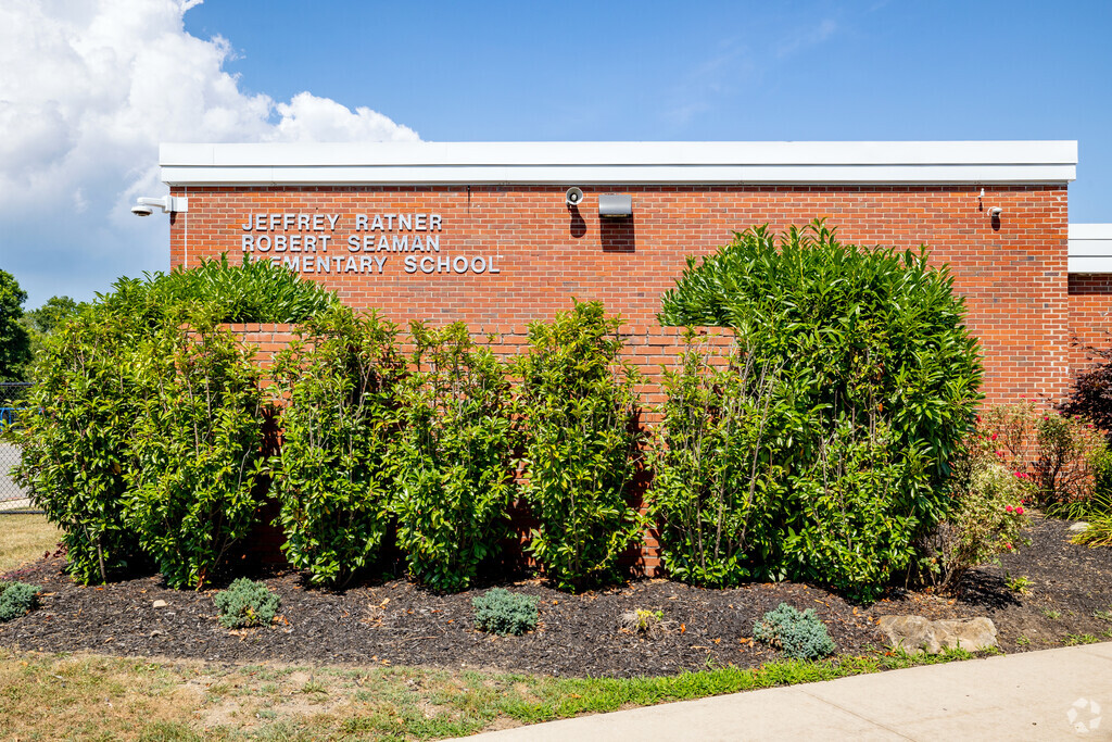 Welcome to Jeffrey Ratner Robert Seaman Elementary School, located in Jericho.