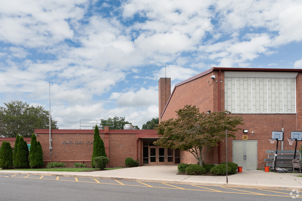 Long Lots Elementary School in Westport earns an A-plus rating from Niche.