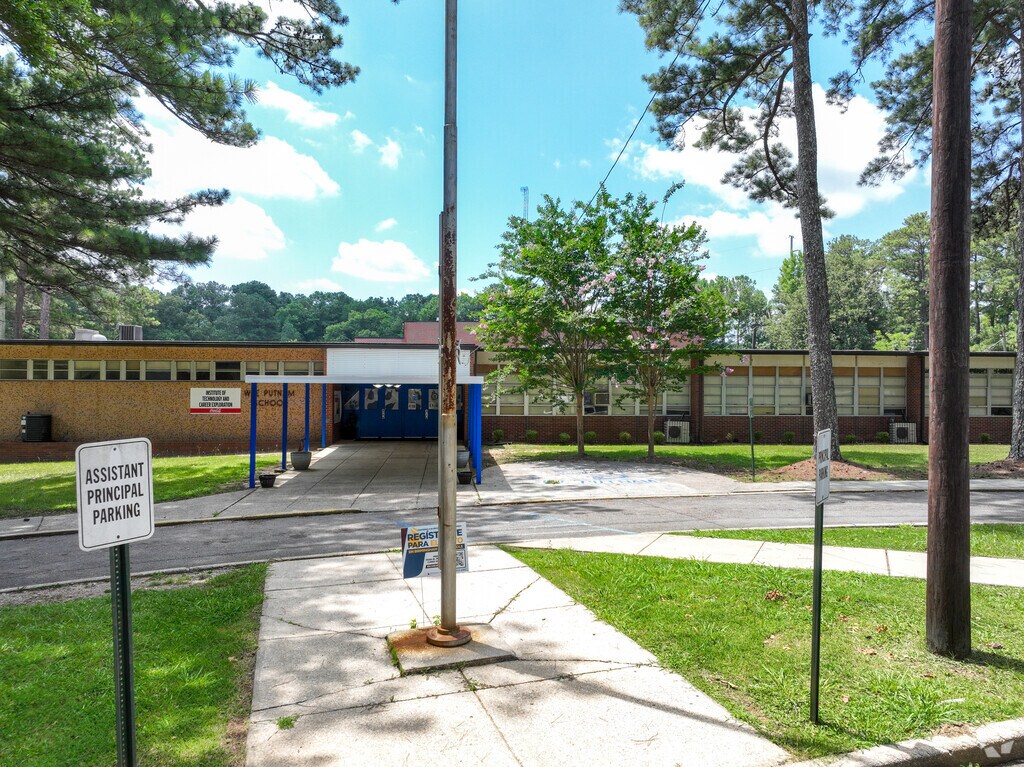 W.E. Putnam Middle School serves grades 6-8th.