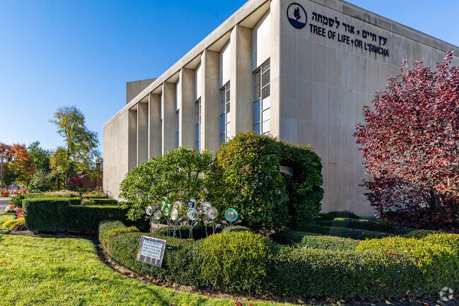 Squirrel Hill North stands with the Tree of Life Congregation.