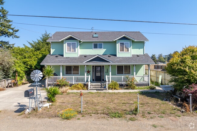 Find your dream farmhouse style home in Hydesville.