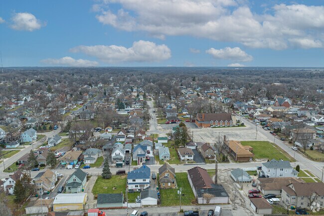 The Belmont neighborhood is only about 5 minutes from downtown Joliet.