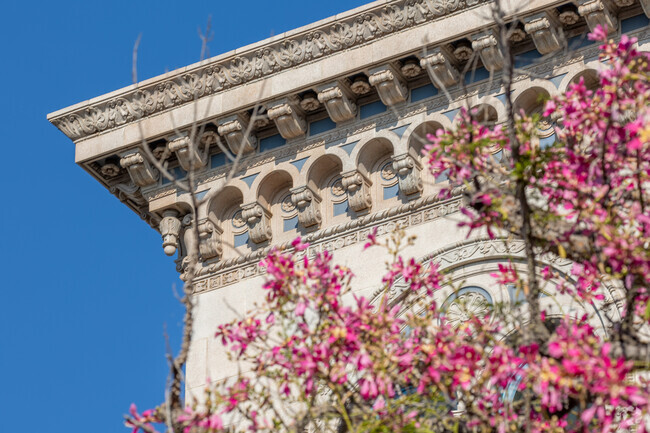 The Colonial Revival-style architecture in downtown Fullerton dates back to the 1800's.