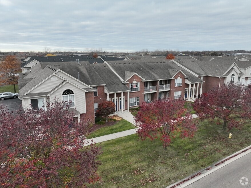 51719 Adler Park Dr W unit 77, Chesterfield, MI 48051 - photo 2