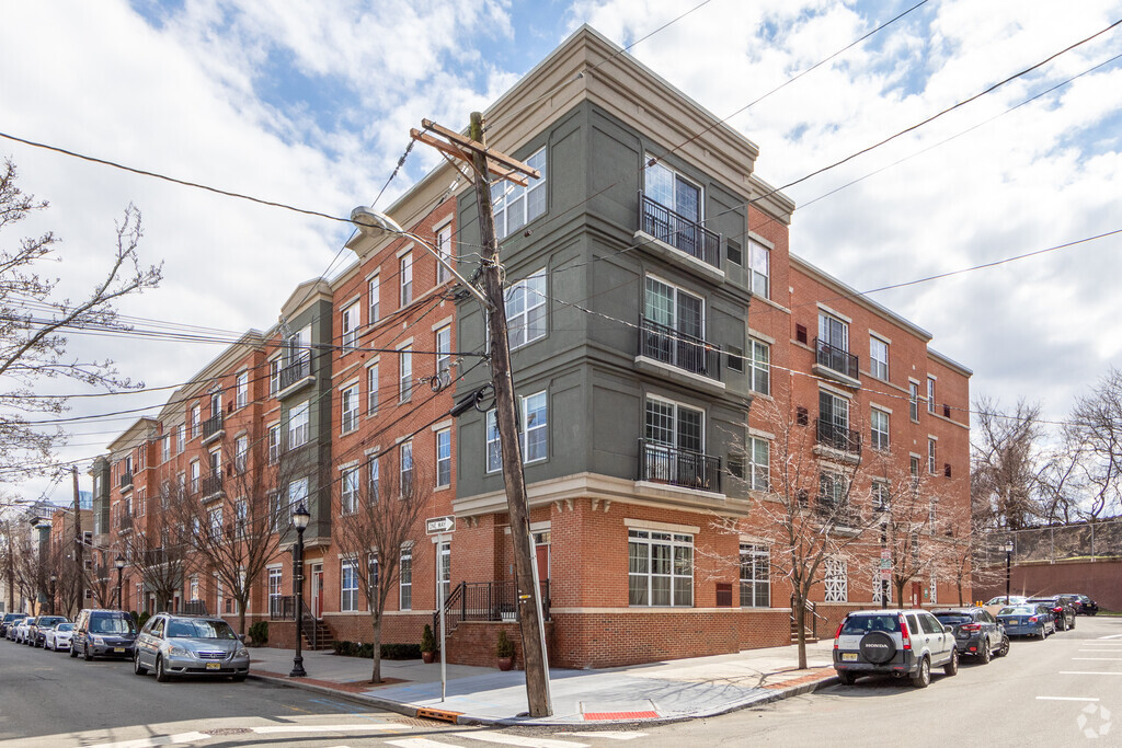 About Crescent Court Jersey City NJ HOAs Reviews Amenities Homes com About Crescent Court Jersey City NJ HOAs Reviews Amenities Homes com