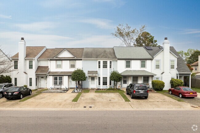 Charming townhouses line the streets of the Kempsville Lake community.​