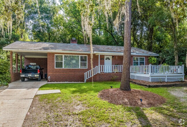 Live comfortably in ranch-style homes in Lake Ella, FL.