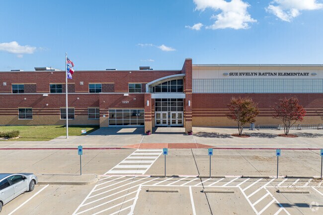 Sue Evelyn Rattan Elementary School serves 593 students.