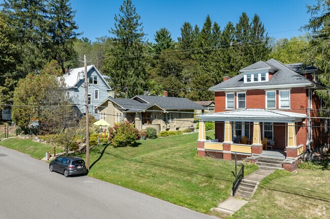 The back streets of Oakland have large historical housing.