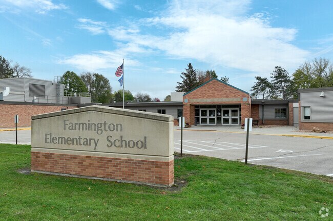 Farmington Elementary School has  a student/teacher ratio of 14 to 1.