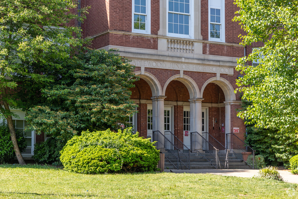 Maplewood Middle School serves students who live in Maplewood.