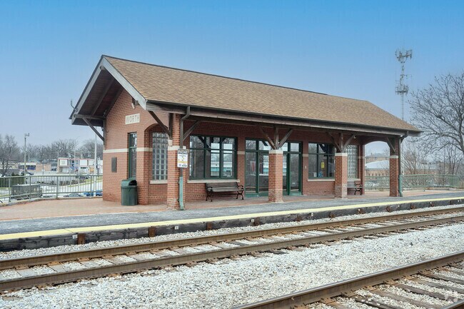 The Metra ride from Palos Hills to downtown Chicago is roughly 19 miles.