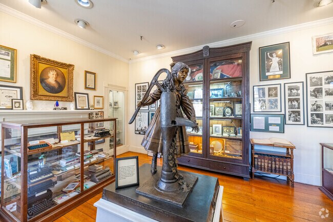 Helen Keller's birth home has an in-depth museum or all visitors to learn about her history in Tuscumbia.