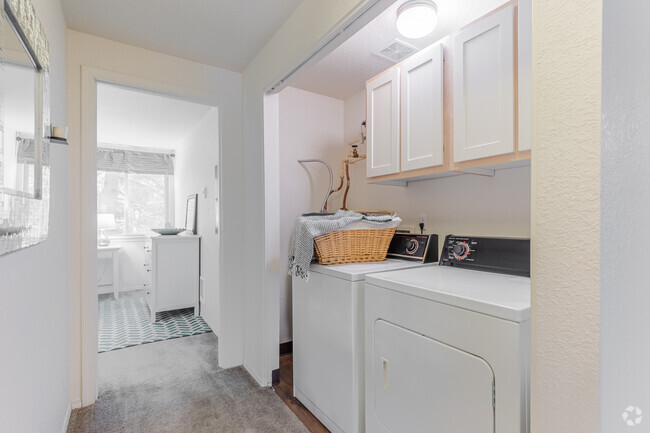 2BR, 1BA - 821SF In unit Laundry