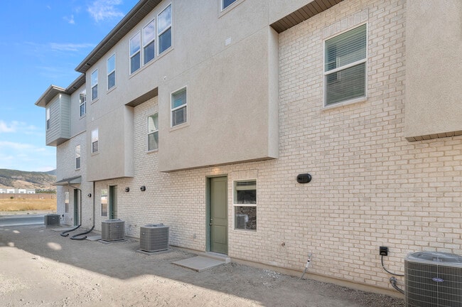 568 N Buffalo Grass Ln, Lindon, UT 84042 - photo 3