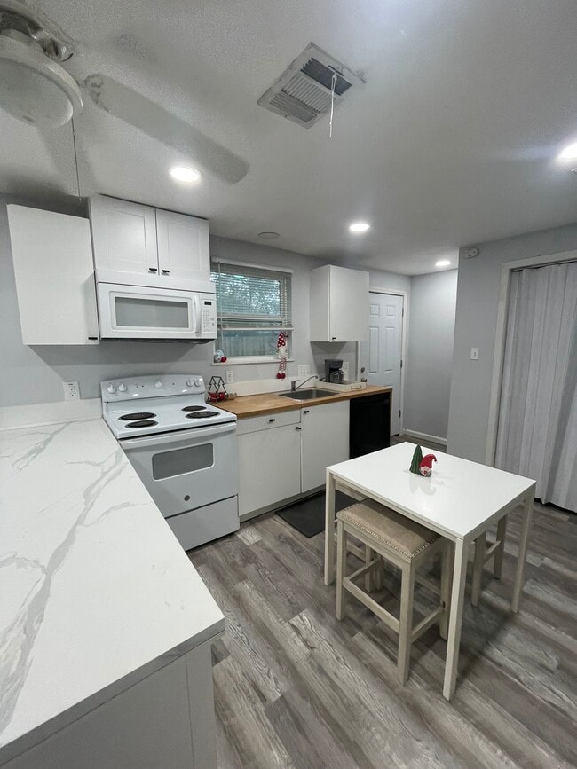 208 E Magnolia St unit Suite A, Friendswood, TX 77546 - photo 4