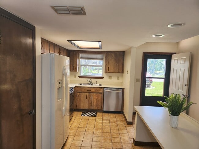 Large Eat-In Kitchen