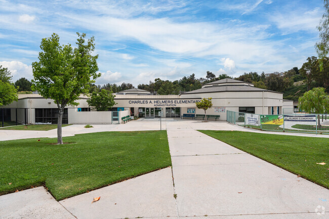 The front of Charles Helmers Elementary School in Valencia, CA.