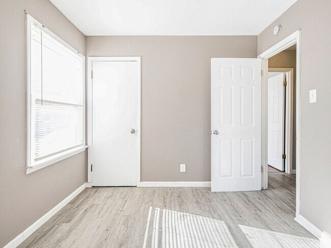 215 Midlothian Rd, Saint Louis, MO 63137 - photo 6