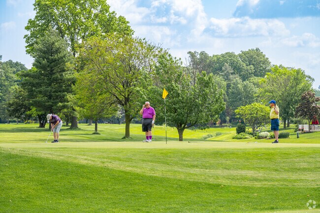 Countrybrook golfers are a short drive to the Arlington Park Golf Course.