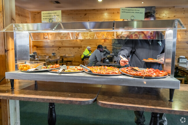 Roaring Rapids Pizza Company serves delicious pizza in the Glenwood neighborhood.
