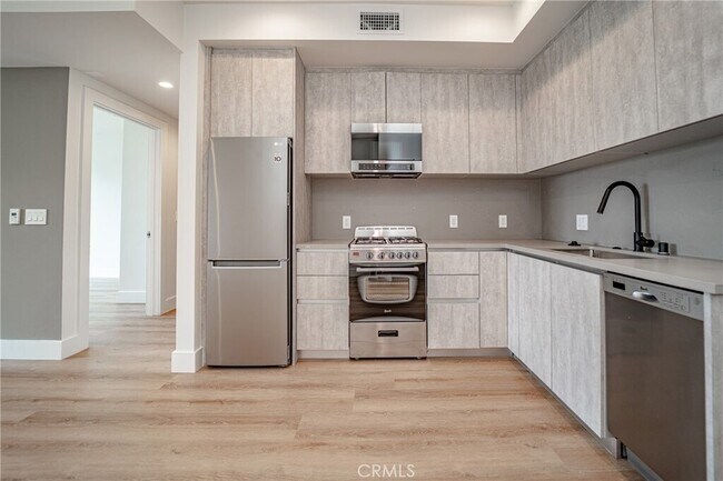 2828 London St, Los Angeles, CA 90026 - photo 2