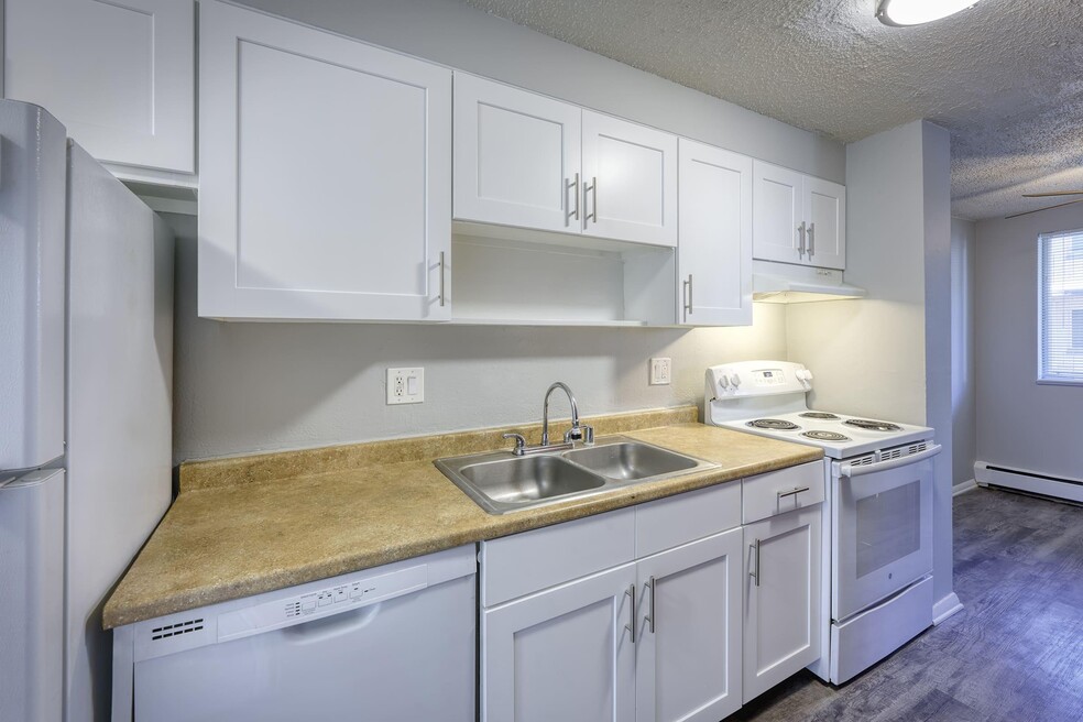 Abrigo Apartments, Aurora, CO 80011 - photo 1
