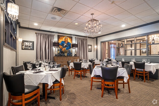 Austin's Seafood & Steakhouse offers Creole-Italian cuisine in the Pontchartrain Shores neighborhood of Metairie
