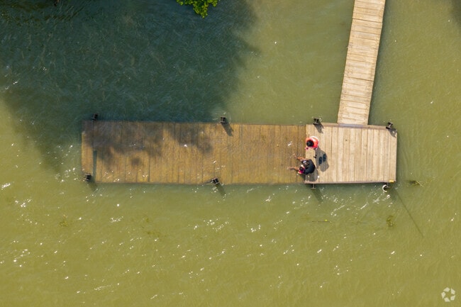 Residents of Kimball, Tennessee, can fish or picnic at South Pittsburg Municipal Park.